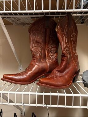 Justin women’s cowboy Boots - genuine Leather
